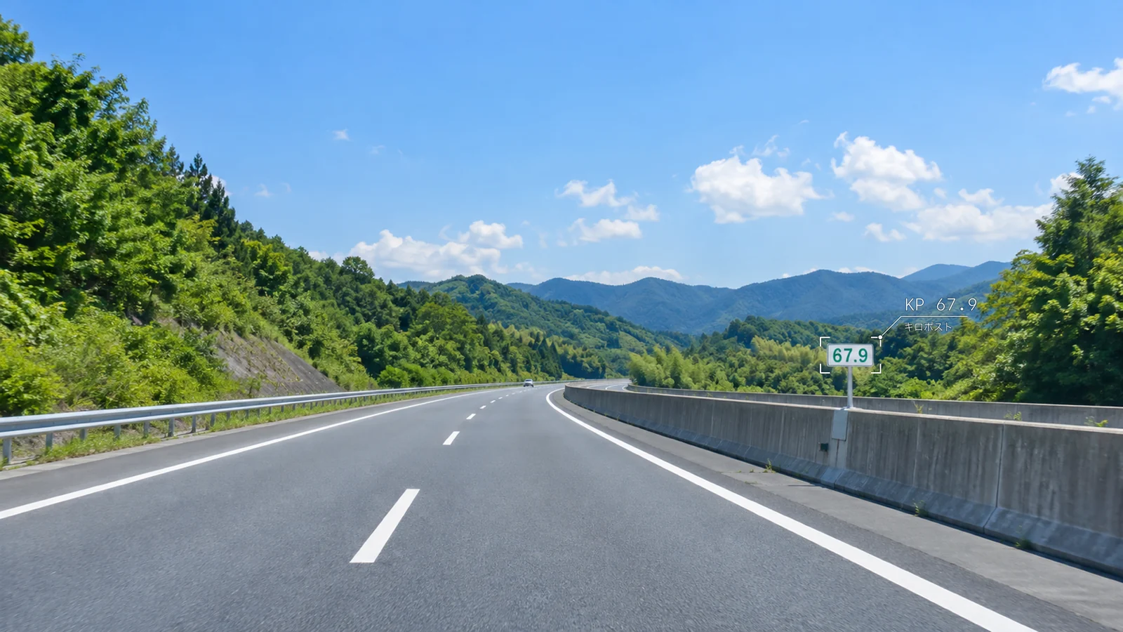 晴れた高速道路。右の中央分離帯の柵の上に、67.9と書かれたキロポストの板が立っている（イメージ）
