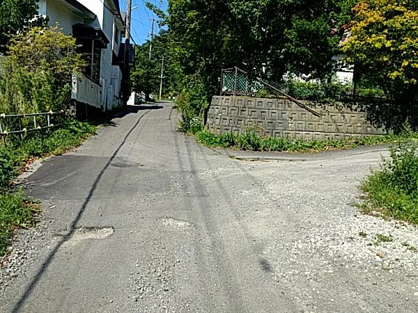 砂利の多い道で、左の穴は赤い枠で囲まれ、右の小さな穴は正解の点線の枠だけがある